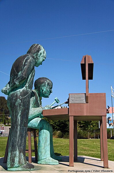 File:Monumento ao Ourives e à Ourivesaria - Gondomar - Portugal (39126725205).jpg