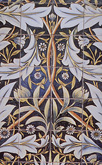 Painel de ladrilhos cerâmicos desenhado por Morris e produzido por William De Morgan, 1876