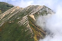 常念岳から大天井岳への縦走路が西側の山腹を通ることが山名の由来