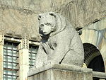 Björnskulptur vid Finlands nationalmuseum