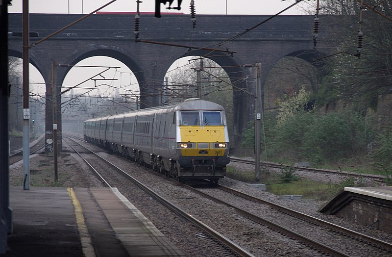 File:New Southgate railway station MMB 05.jpg