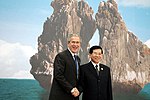 Thumbnail for File:NguyenMinhTriet &amp; GeorgeWBush APEC 2006-Nov-18.jpg