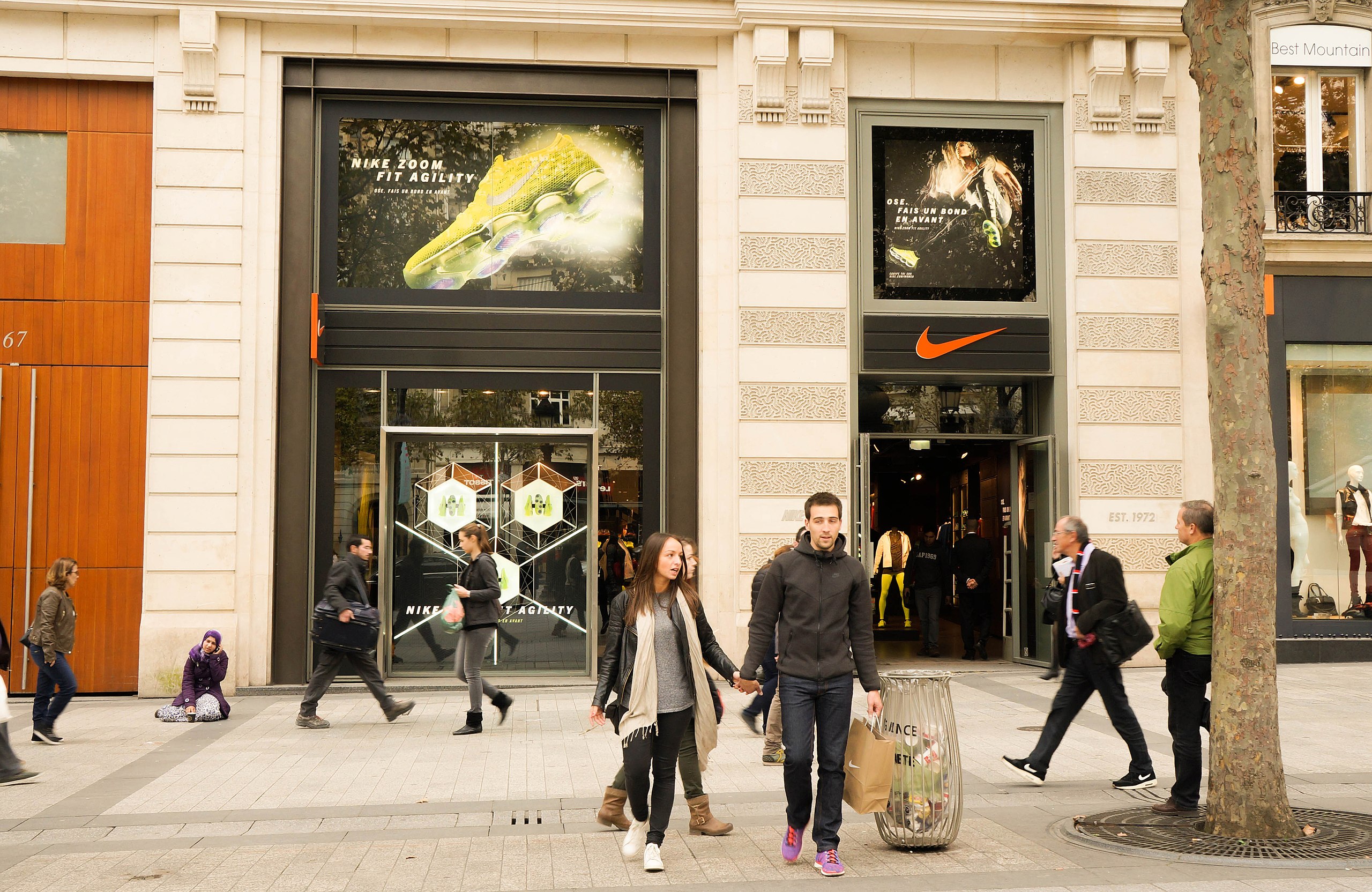 File:Nike Store, Avenue des 75008 October 2014.jpg - Wikimedia Commons