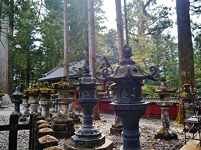 Metalen en stenen lantaarns bij Nikkō Tōshō-gū