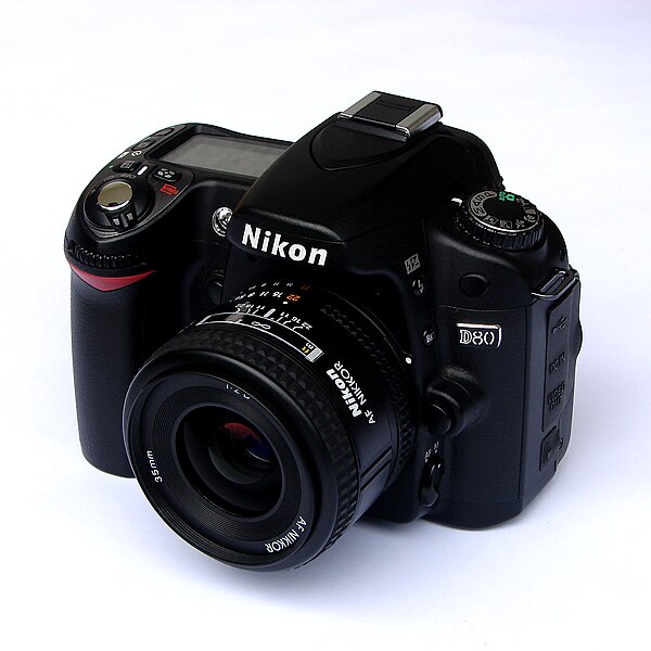 File:Nikon d80 with 35mm f2.0 front.jpg