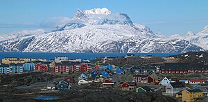 Ciudad de Nuuk debajo de Sermitsiaq.JPG