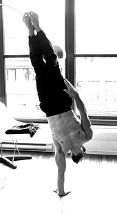 Rett ryggstøtte (eller “håndstand”, en gymnastisk holdning som også er tilstede i breakdance.