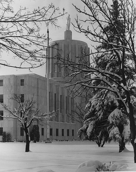 File:Oregon State Capitol building covered in snow (6478852479).jpg