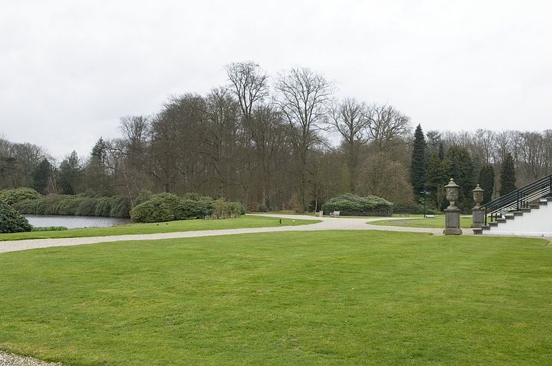 File:Overzicht van de tuin, met rechts de entree van het paleis - Soestdijk - 20423233 - RCE.jpg