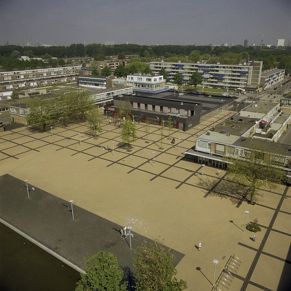 File:Overzicht van het Plein met winkelcentrum, van bovenaf gezien - Rotterdam - 20398359 - RCE.jpg
