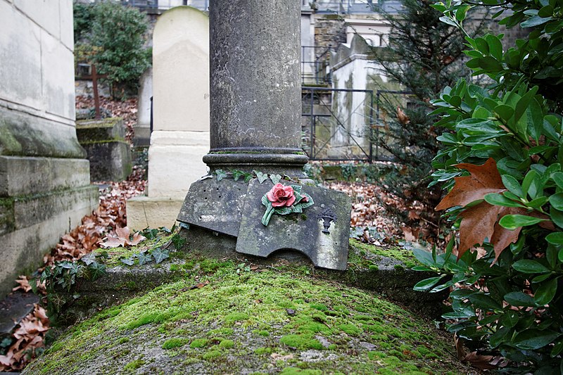 File:Père-Lachaise - Division 18 - Chevey 04.jpg