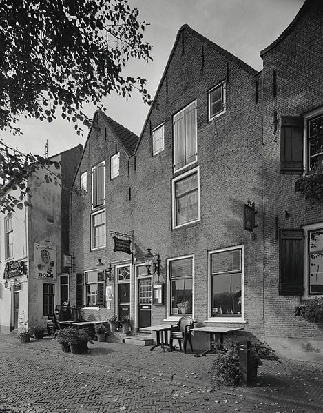 File:Pakhuizen, overzicht voorgevels - Middelharnis - 20377168 - RCE.jpg