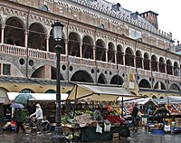 Marché devant le palais de la Raison