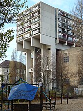 Wohnhaus Pallasseum über einem ehemaligen Hochbunker in der Pallasstraße