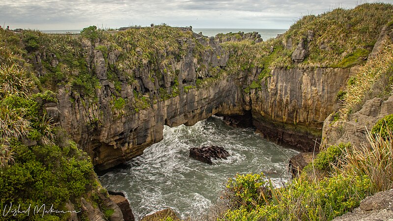 File:Pancake Rocks & Blowholes, Punakaiki.jpg