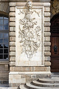 Bas-relief symbolisant la Justice à gauche de la porte.