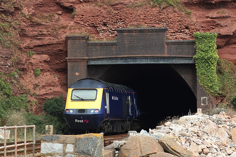 File:Parsons Tunnel - fGWR 43053 at rear of London train.JPG