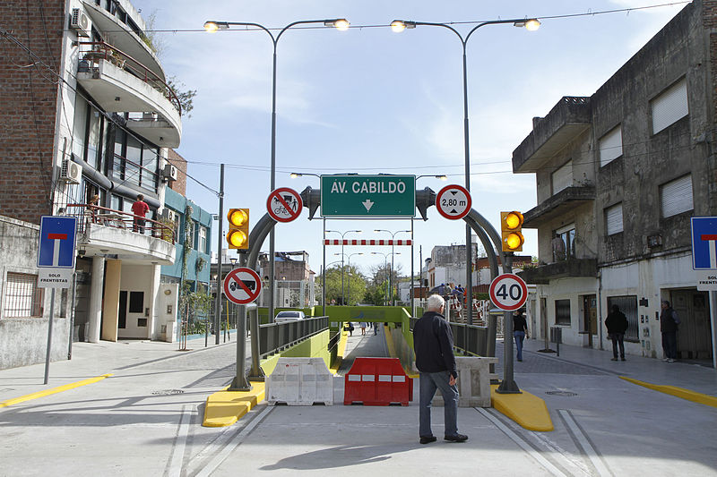 File:Paso bajo nivel Besares en Nuñez, bajo las vías del ex ferrocarril Mitre (8074759316).jpg