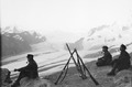 1914–1918: patrulja švicarske vojske med prvo svetovno vojno s pogledom na sotočje ledenikov Gorner in Grenzgletscher; tudi ledenik Monte Rosa na sredini ima še stik z ledenikom Gorner