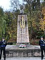 Patton-square-monument-police--wreath 45613356561 o.jpg