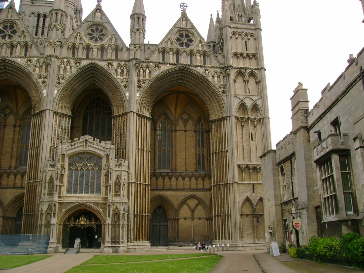 Peterborough is a cathedral city in england. Собор в Питерборо. Питерборо (Англия) достопримечательности. Питерборо Монастырская Церковь разрез. Соборе Питерборо Мария Стюарт.