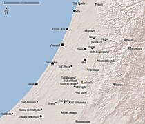 Eine Ortskarte des südlichen Palästina. Im Westen sieht man mutmaßlich philistäische Orte von Aphek im Norden bis nach Rafah im Süden. Östlich davon auf viel kleinerer Fläche sind wenige Orte orange markiert, die entweder Kanaanäer oder Judäer ab dem 11./10. Jhd. wahrscheinlich als Grenzorte befestigt haben.