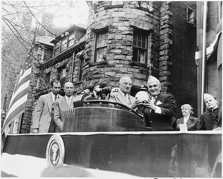 File:Photograph of President Truman and other dignitaries at the dedication of the new AMVETS headquarters in Washington. - NARA - 200365.jpg