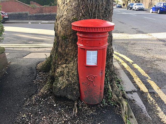 640px-Pillar_box_outside_81_Ninian_Road,_Cardiff,_March_2019_02.jpg (640×480)