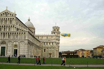 Dirigibile elettorale a Pisa