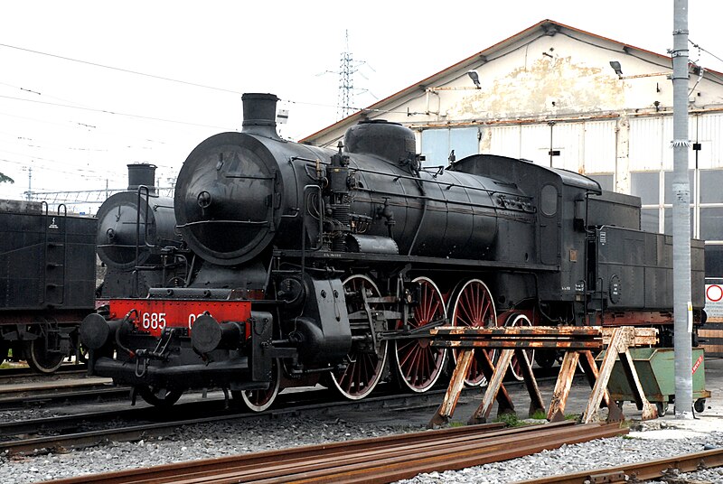 File:Pistoia - deposito rotabili storici - locomotiva 685.089.jpg