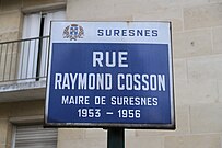 Plaque de la rue Raymond-Cosson, en hommage au maire en fonction de 1953 à 1956.