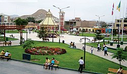 Plaza Mayor e iglesia de San Pedro en Virú.jpg