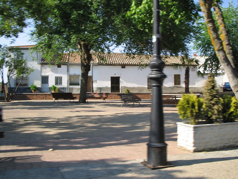 File:Plaza en Talamanca del Jarama.jpg