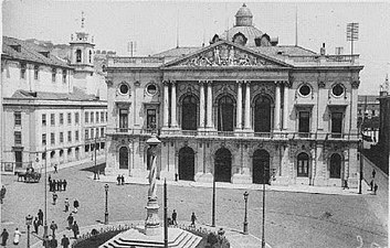 The square and pillory consolidated into the traffic circle in the 1880s Praca ou Largo do Municipio-Pelourinho.jpg