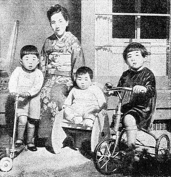 File:Princess Mikasa and her children.jpg