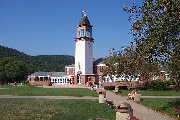 Quinnipiac's Arnold Bernhard Library and clock tower, focus of main campus quadrangle (August 2008)