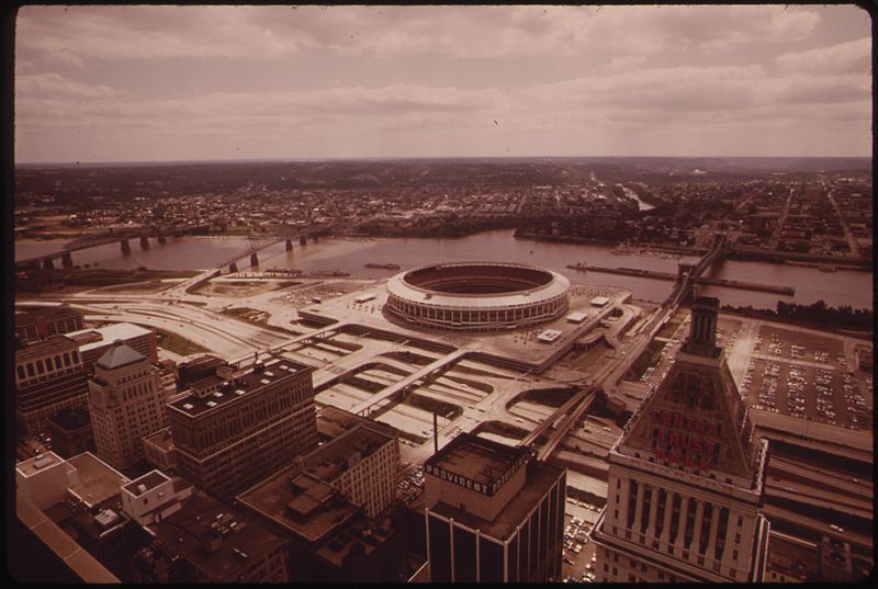 File:RIVERFRONT STADIUM ON THE OHIO RIVER. FT. WASHINGTON WAY (HIGHWAY NETWORK) ON NEAR SIDE. TOWBOAT WITH BARGES IS UNDER... - NARA - 553285.jpg