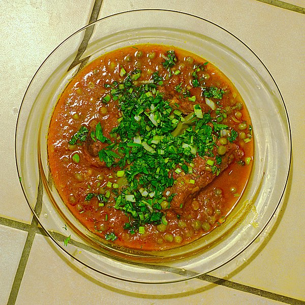 File:Ragoût viande, petits pois, Tunisie 2018 DSC 7726.jpg