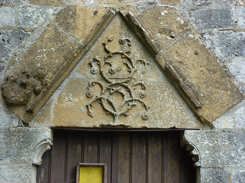 File:Raillicourt (Ardennes) église, sculpture au-dessus la porte.JPG