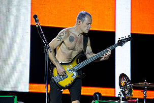 Michael Balzary, bassiste du groupe Red Hot Chili Peppers, au festival Rock in Rio à Madrid en 2012. (définition réelle 3 000 × 2 000)