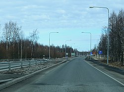 Seututie 847 Oulun Kiviniemessä etelän suunnasta katsottuna.