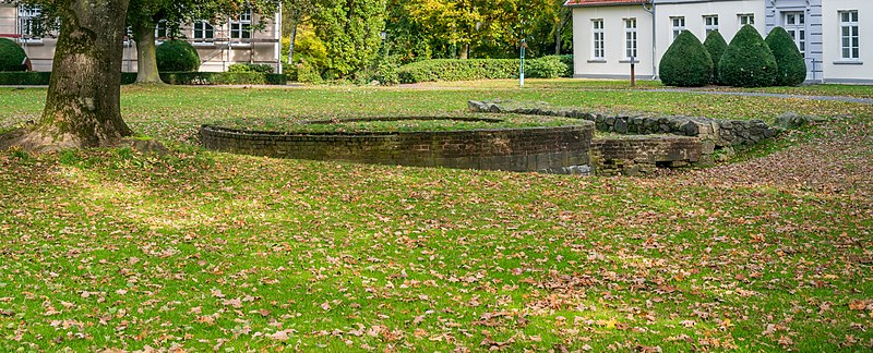 File:Remains of the Cloppenburg Castle (3).jpg