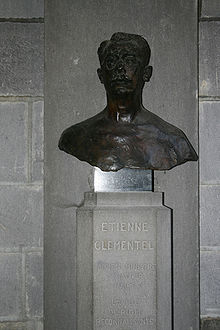 Buste d'Étienne Clémentel par Rodin dans la cour de la mairie de Riom