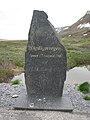 Maantee abil Nordkinni poolsaare ja ülejäänud Norra ühendamisele pühendatud mälestusmärk Hopseideti maakitsusel