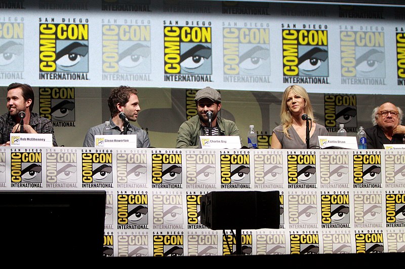 File:Rob McElhenney, Glenn Howerton, Charlie Day, Kaitlin Olson & Danny DeVito (9365854954).jpg