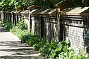 Roelckestraße 144-150 (Berlin-Weißensee) cemetery wall.JPG