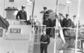 מפקד אח"י רשף רס"ן מיכה רם ממתין לשבירת הבקבוק על דופן הגשר בעת טקס ההשקה. 19 בפברואר 1973.