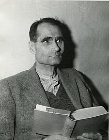 Rudolf Hess lee Jugend mientras espera su juicio en Nuremberg en 1945
