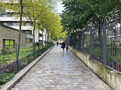 Comment aller à Rue Henri Verneuil en transport en commun - A propos de cet endroit