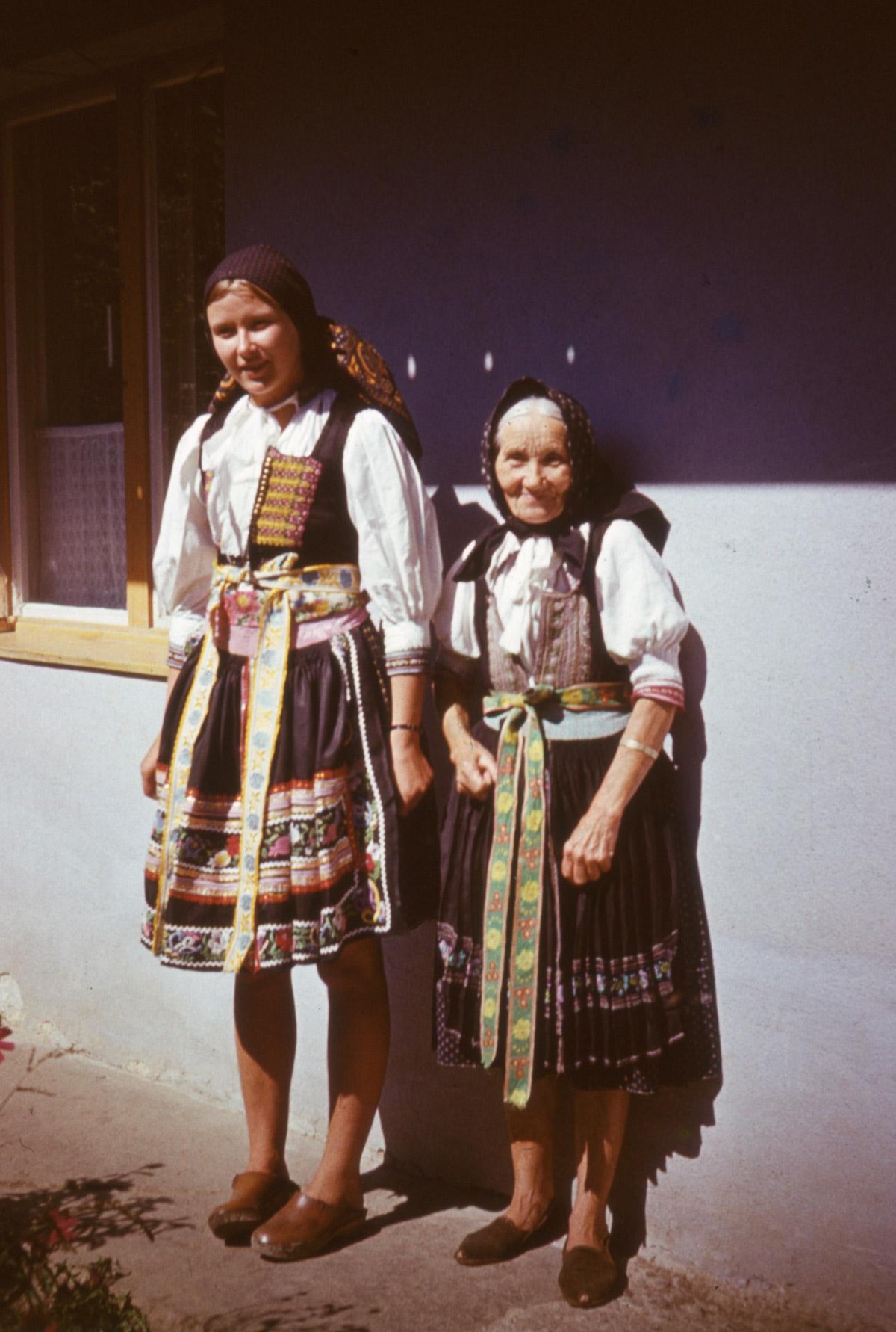 File:Słowackie kobiece stroje ludowe - Wieś Selec - 000704s.jpg - Wikimedia  Commons